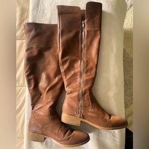 Women’s size 9 knee high boot. Tan color.